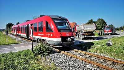 Der Muldenkipper war von Osten her (linke Bildseite) gekommen. Der Zug fuhr mit relativ niedriger Geschwindigkeit in den Sattelauflieger des Lasters, der sich gerade über der Schiene befand. Am rechten Bildrand ist die Ortseinfahrt von Hartershofen zu sehen. (Foto: Jürgen Binder)