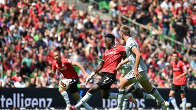 Hannovers Mustapha Bundu im Spiel gegen den VfL Wolfsburg. (Foto: Swen Pförtner/dpa)