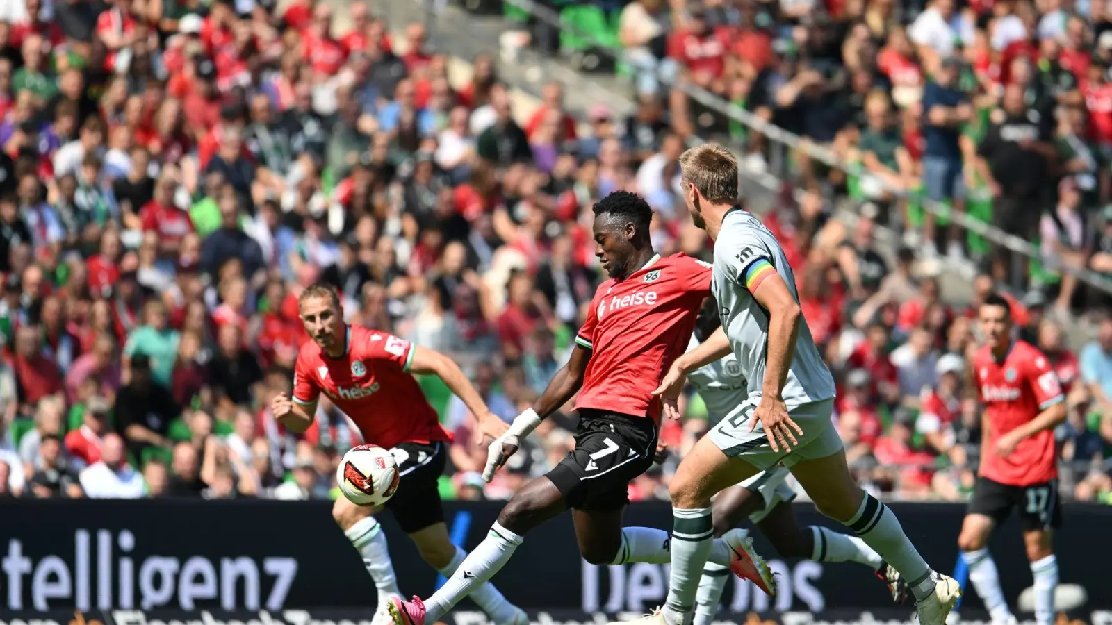 Hannovers Mustapha Bundu im Spiel gegen den VfL Wolfsburg. (Foto: Swen Pförtner/dpa)