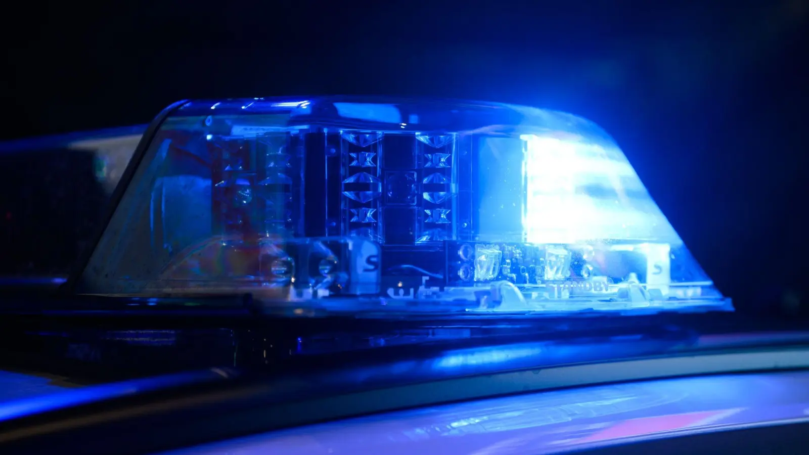 Ein Blaulicht leuchtet auf einem Einsatzfahrzeug der Polizei.  (zu dpa: «Familienfehde: Brutaler Angriff auf Frau auf offener Straße») (Foto: Julian Stratenschulte)