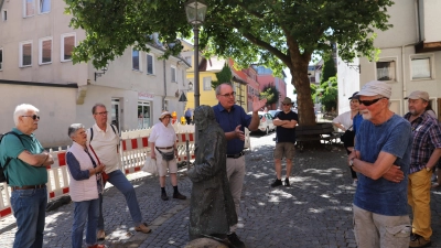 Die Zahl der Stadtführungen – hier mit einer Touristengruppe am Kaspar-Hauser-Denkmal in der Platenstraße – hat 2024 nicht das Niveau der Vorjahre erreicht. (Archivfoto: Oliver Herbst)