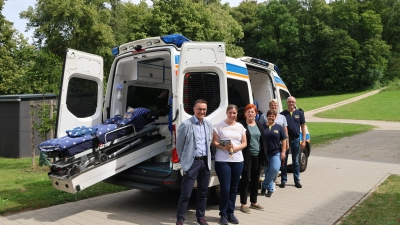 Robert Griebl (ganz rechts) und Birgit Trapp (Dritte von rechts) vom Arbeiter-Samariter-Bund stellten Mitarbeitenden der Hospizgruppe Dinkelsbühl und des Stephanus Senioren- und Pflegezentrums Dinkelsbühl den Wünschewagen vor. (Foto: Martina Haas)