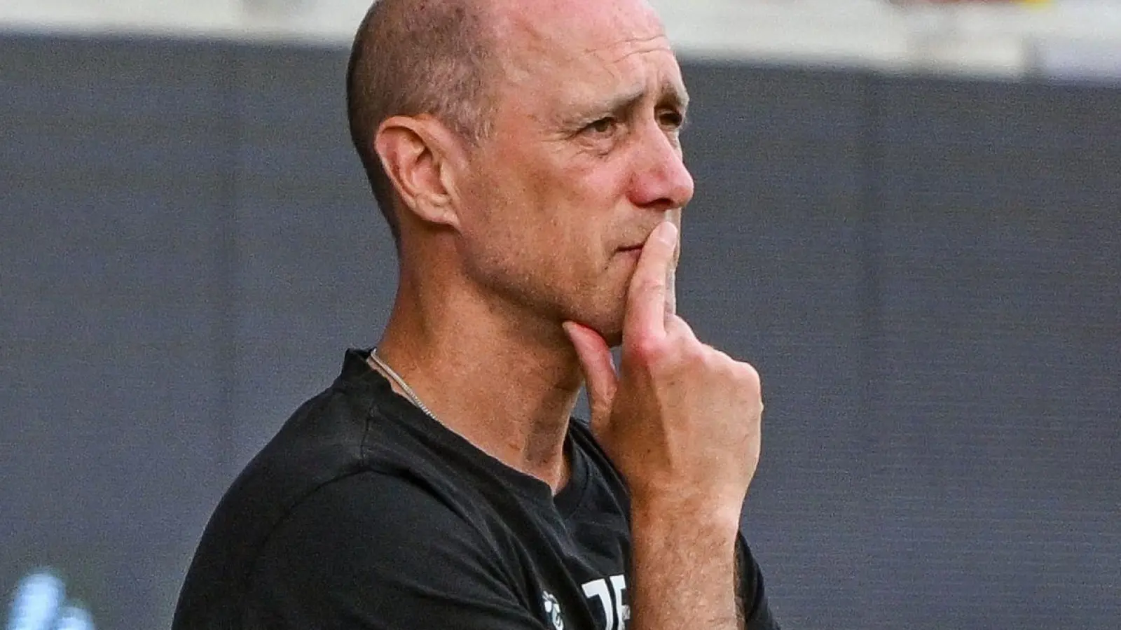 Über 90 Minuten betrachtet war die Mannschaft von Regensburg-Trainer Joe Enochs das bessere Team. (Foto: Armin Weigel/dpa)