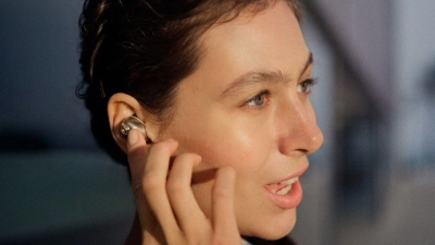 Natürlich verfügen die TW5 über Touchfelder, mit deren Hilfe sich etwa Anrufe annehmen oder der Transparenzmodus aktivieren lassen. (Foto: Sennheiser/dpa-tmn)