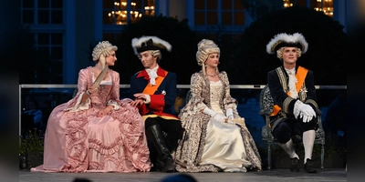 Familientreffen bei Hofe: Mitglieder des Heimatvereins in den Rollen der Markgräfinnen von Bayreuth und Ansbach, des preußischen Königs und des Ansbacher Markgrafen Carl Wilhelm Friedrich. Die Leistung der Laiendarsteller wurde vom Publikum gelobt. (Foto: Manfred Blendinger)