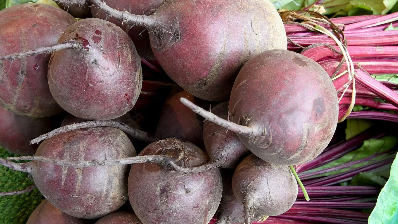 Hat Rote Bete etwas in Fleischerzeugnissen zu suchen? Das muss nun ein Gericht entscheiden. (Illustration) (Foto: picture alliance / Holger Hollemann/dpa)