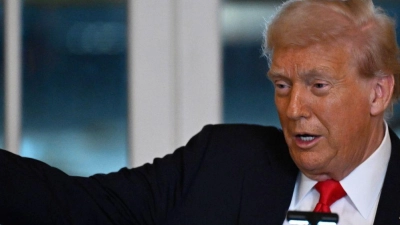 US-Präsident Trump präsentiert Modell eines Triumphbogens (Foto: John McDonnell/AP/dpa)