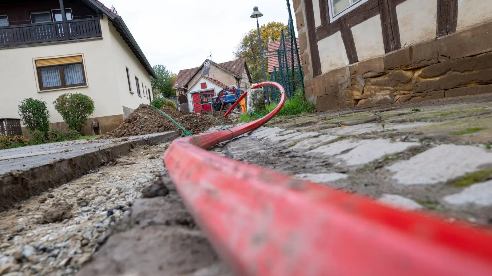 Beim Glasfaserausbau liegt Bayern nach einer Studie der bayerischen Wirtschaft hinter dem restlichen Deutschland zurück. (Archivbild) (Foto: Pia Bayer/dpa)