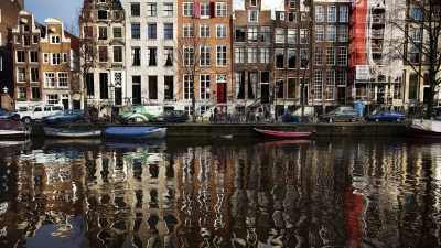 Bald sollen auf den Grachten in Amsterdam nur noch emissionsfreie Boote unterwegs sein (Archivbild). (Foto: picture alliance / dpa)