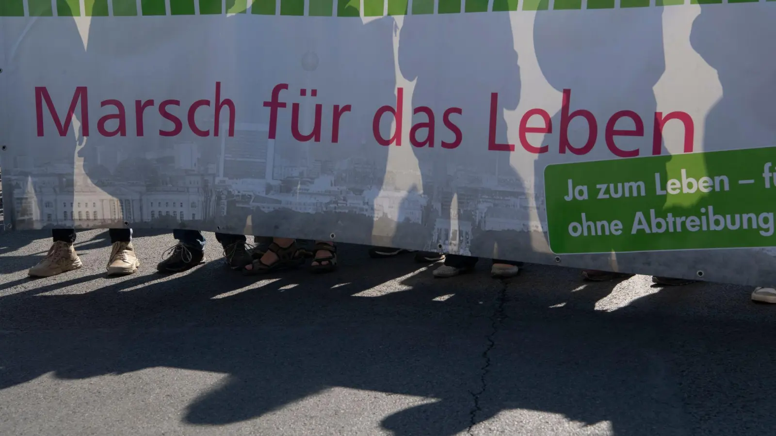 Beim Marsch für das Leben demonstrieren Menschen gegen Abtreibung und für den Schutz ungeborenen Lebens (Archivbild).  (Foto: Paul Zinken/dpa)