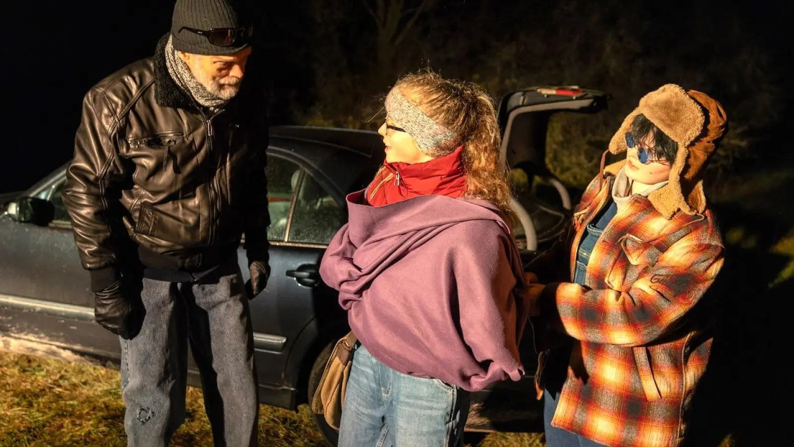 Gittis Neugier wird gefährlich: Olf (Andreas Fischer-Klärle, links) und Ulf (Oliver Klärle) wollen Gitti (Hanna Gackstetter) entführen. (Foto: Andreas Riedel)