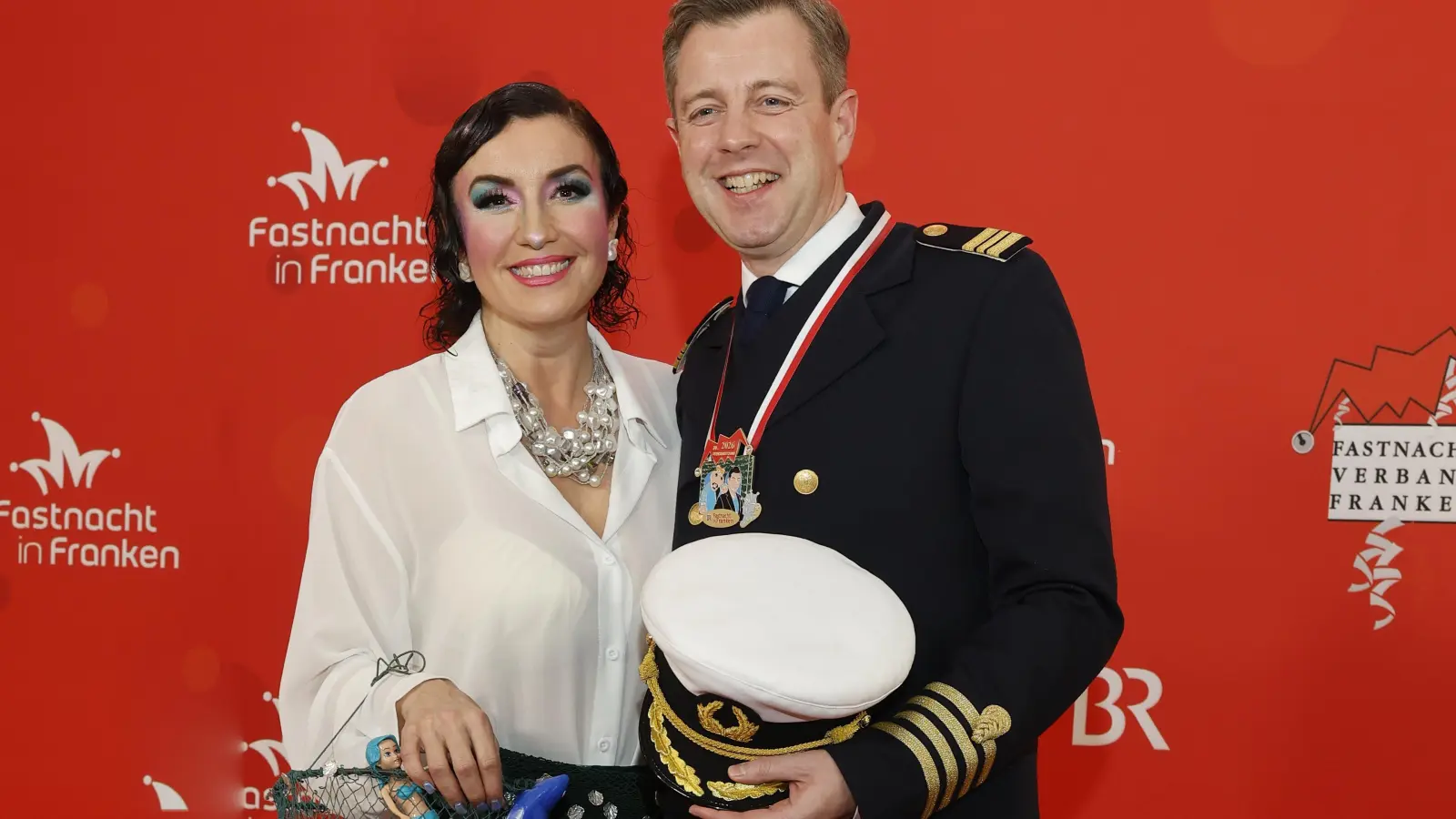 Noch ein maritimes Paar: Bundesforschungsministerin Dorothea Bär als Nixe und Ehemann Oliver. (Foto: Reinhard Zichy)