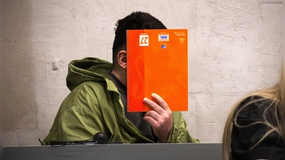 Der Angeklagte im Messerangriffs-Prozess von Heilsbronn räumte den Angriff ein, sagte jedoch, er habe dann von seinem Opfer bewusst abgelassen.  (Foto: René Chlopotowski)