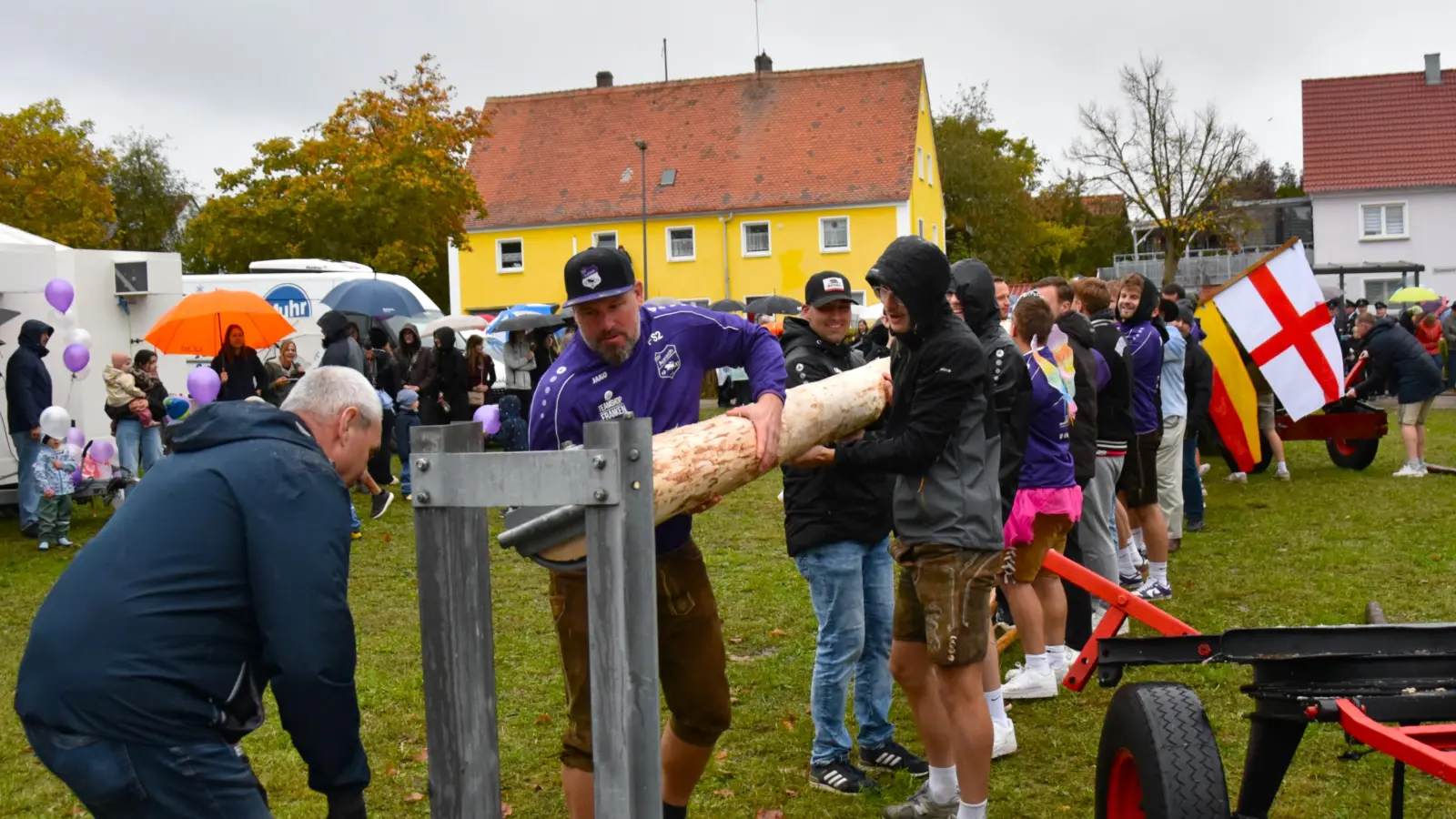 Sicherheit ist oberstes Gebot: Das Aufstellen des Kerwabaums folgt auch in Aurach ganz speziellen Regeln. (Foto: Werner Wenk)