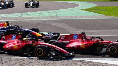 Hamilton (2.v.r) und sein Teamkollege Leclerc geraten in der ersten Schikane aneinander. (Archivbild) (Foto: Bradley Collyer/PA Wire/dpa)