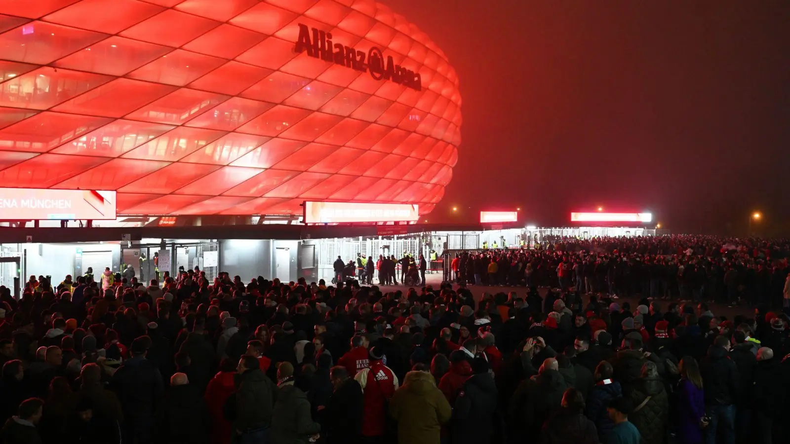 In der Allianz Arena schweigen viele Fans in der Anfangsphase, mutmaßlich wegen eines Notfalls. (Foto: Sven Hoppe/dpa)