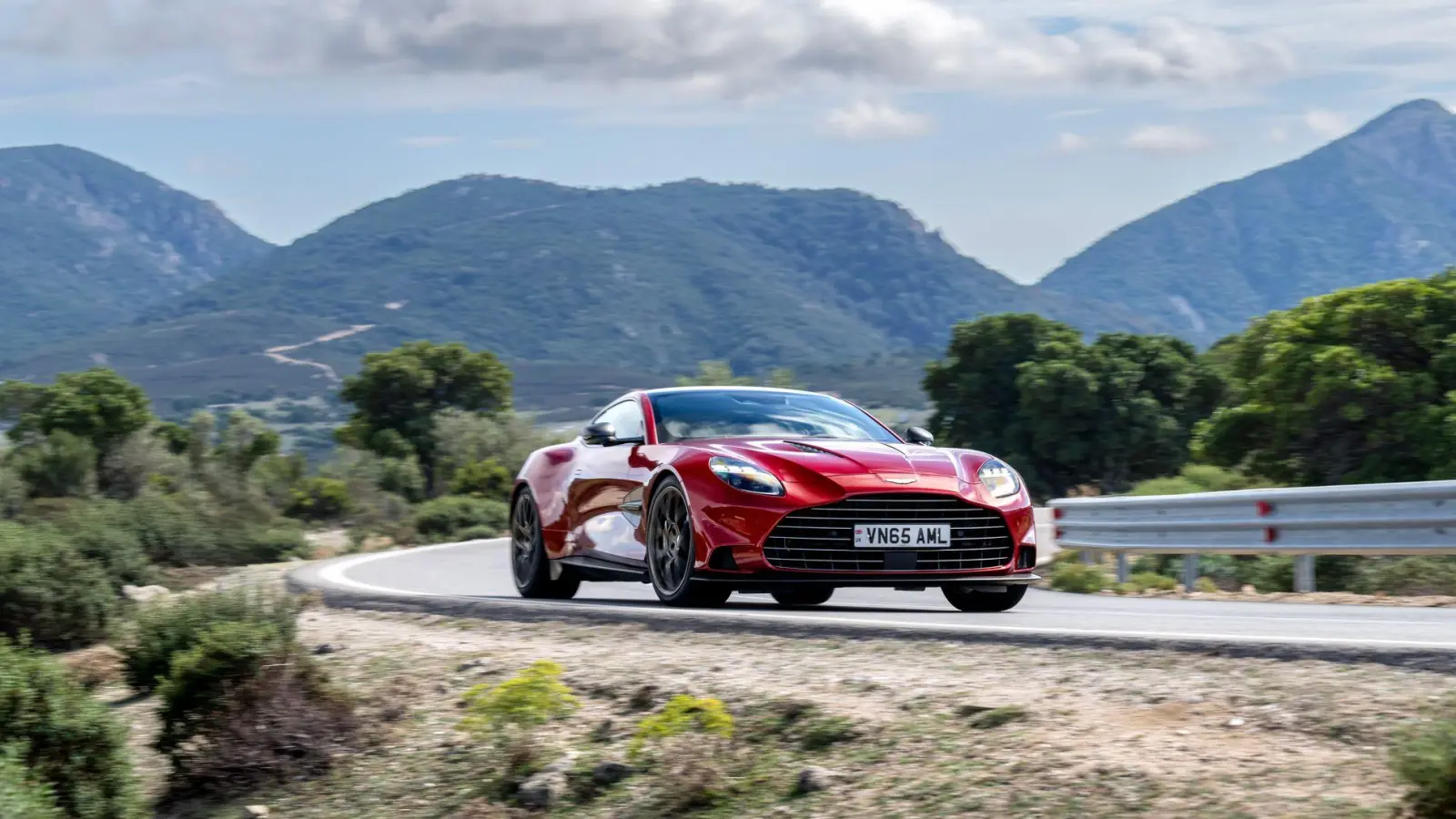 Vroooaaaam - oder in anderen Worten: der Vanquish kann, wenn die gerade Strecke lang genug ist, bis zu 345 km/h schnell werden. (Foto: Andy Morgan/Aston Martin/dpa-tmn)