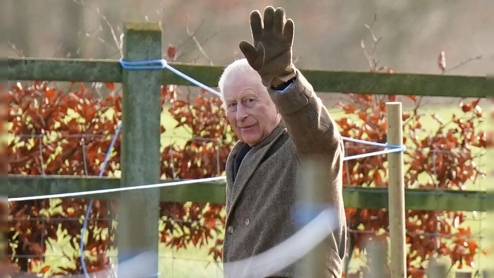 Der britische König Charles III. winkte, als er das Gelände der St.-Mary-Magdalene-Kirche in Sadringham verließ. (Foto: Jacob King/PA/AP/dpa)