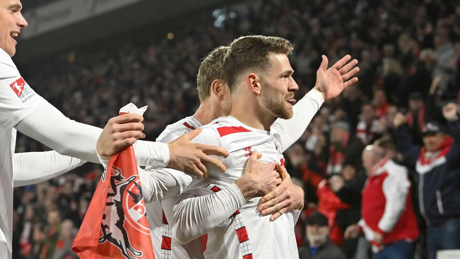 Zu Hause jubelt der 1. FC Köln gegen Darmstadt. (Foto: Anke Waelischmiller/dpa)