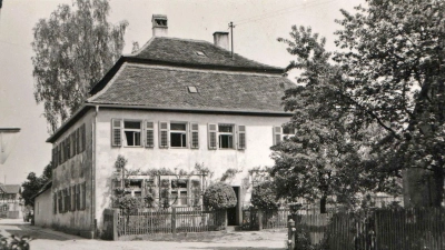 Starke Frauen scheinen am Kriegsende im Pfarrhaus in Linden gewohnt zu haben. Gut möglich, dass sie den Ort vor Schlimmerem bewahrten. Das Foto stammt aus der Zeit um 1950.  (Archivbild: Stadtarchiv Neustadt a.d.Aisch.)