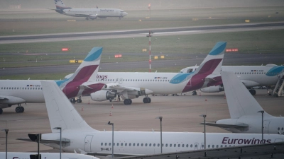 Eine Boeing im Auftrag von Eurowings auf dem Weg nach Mallorca landete nach Dampfentwicklung sicherheitshalber in Paris. (Symbolbild) (Foto: Henning Kaiser/dpa)