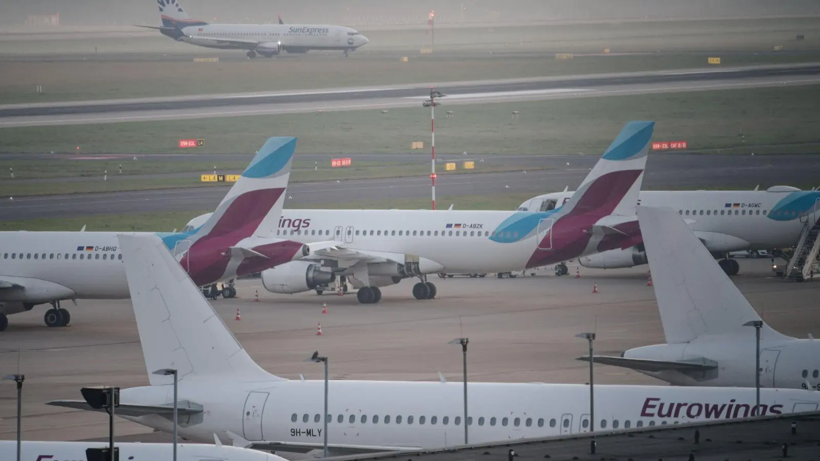 Eine Boeing im Auftrag von Eurowings auf dem Weg nach Mallorca landete nach Dampfentwicklung sicherheitshalber in Paris. (Symbolbild) (Foto: Henning Kaiser/dpa)