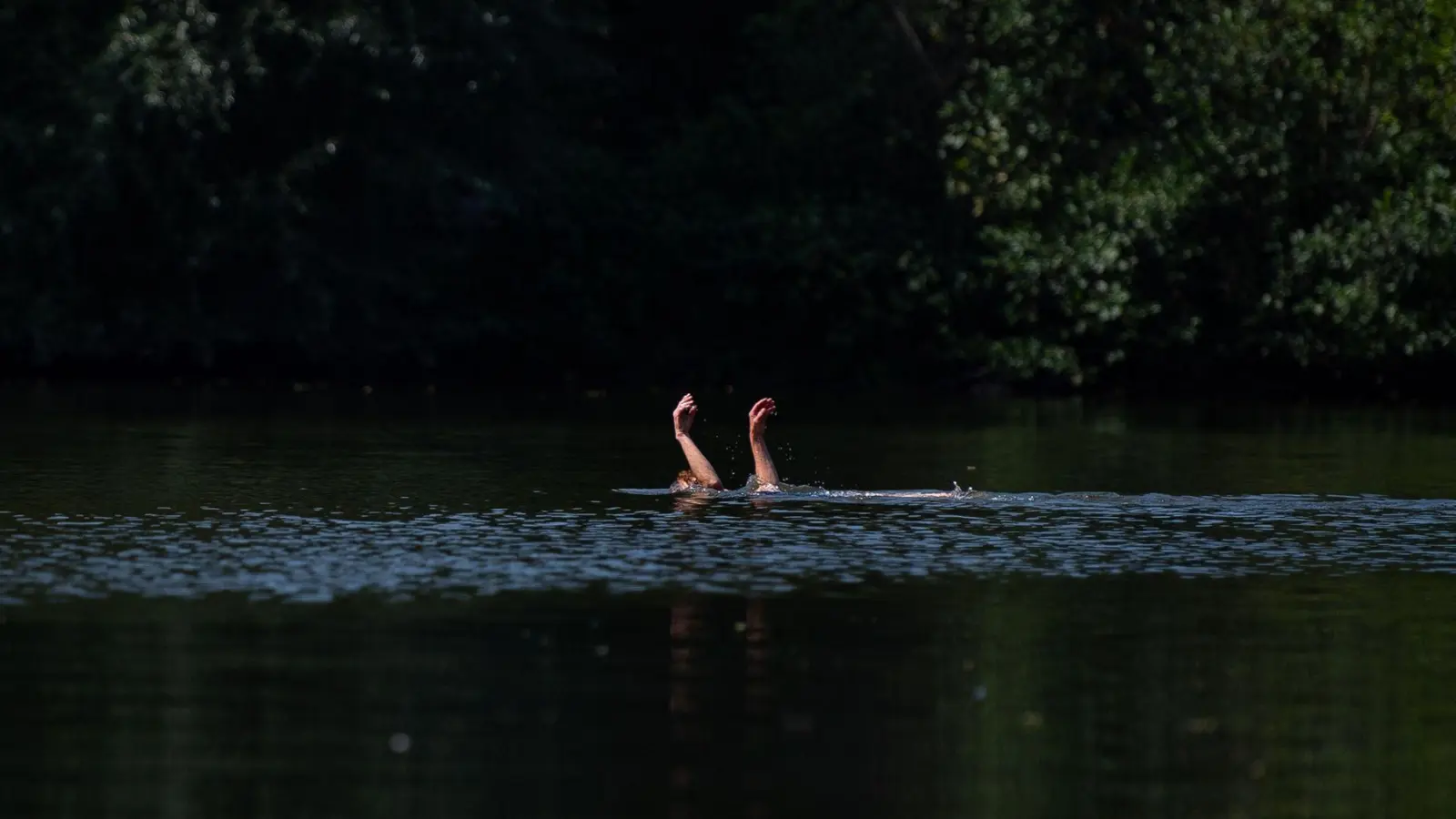 Wer in Not gerät, sollte auf sich aufmerksam machen - etwa mit den Armen winken und rufen. (Foto: Fabian Sommer/dpa/dpa-tmn)
