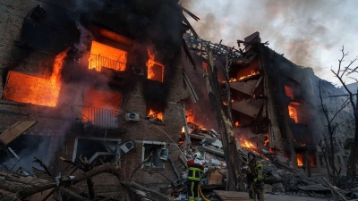 Die ukrainische Hauptstadt Kiew ist - wie hier am Bild bei einer Attacke Ende Mai - regelmäßig Ziel russischer Angriffe. (Archivbild) (Foto: Evgeniy Maloletka/AP/dpa)
