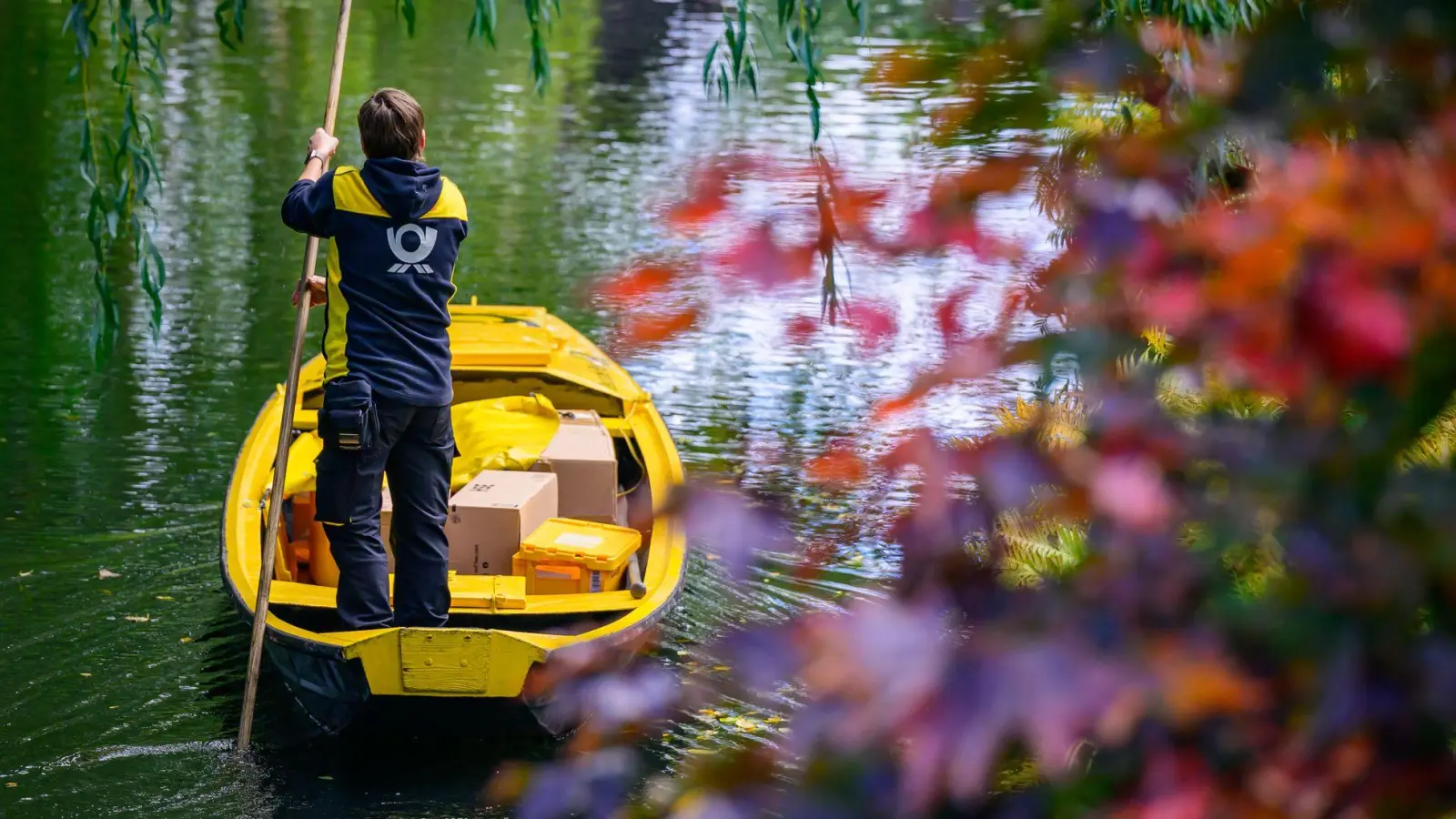 Der Postkahn im Spreewald geht in die Winterpause. (Foto: Patrick Pleul/dpa)