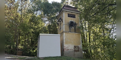 Zieht bald nach Bad Windsheim um: Das Trafohaus „Station 1”, das seit über 100 Jahren am Gasberg in Leutershausen steht.  (Foto: Gudrun Bayer)
