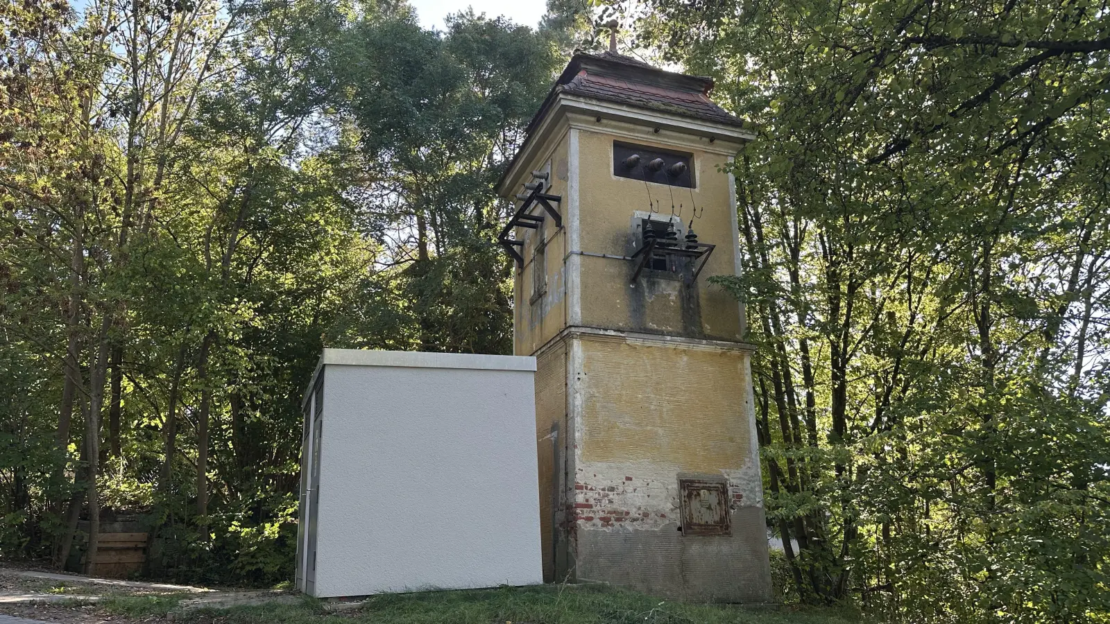 Zieht bald nach Bad Windsheim um: Das Trafohaus „Station 1”, das seit über 100 Jahren am Gasberg in Leutershausen steht.  (Foto: Gudrun Bayer)