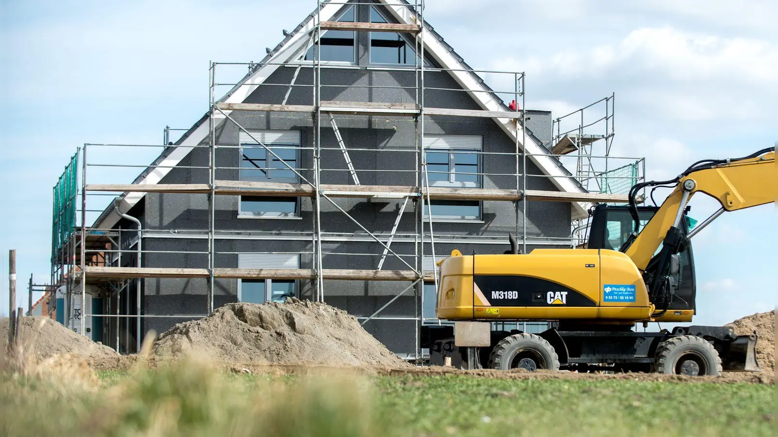 Fördermittel gibt es für Häuser mit bestimmtem Energiestandard und umweltfreundlicher Heizung. (Illustration) (Foto: Hauke-Christian Dittrich/dpa/dpa-tmn)