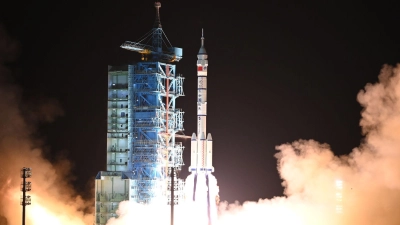 Eine Rakete vom Typ „Langer Marsch 2F“ brachte das dreiköpfige Team ins All. (Foto: Wang Jiangbo/XinHua/dpa)