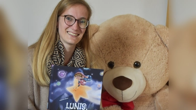 Der Riesen-Teddy ist der Platz im Kinderzimmer, an dem das Erstlingswerk von Katharina Elstner reifte. (Foto: Andreas Reum)