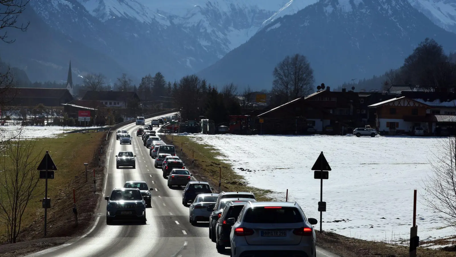 In höheren Lagen können sich Ausflügler auf Sonnenstunden freuen. (Symbolbild) (Foto: Karl-Josef Hildenbrand/dpa)