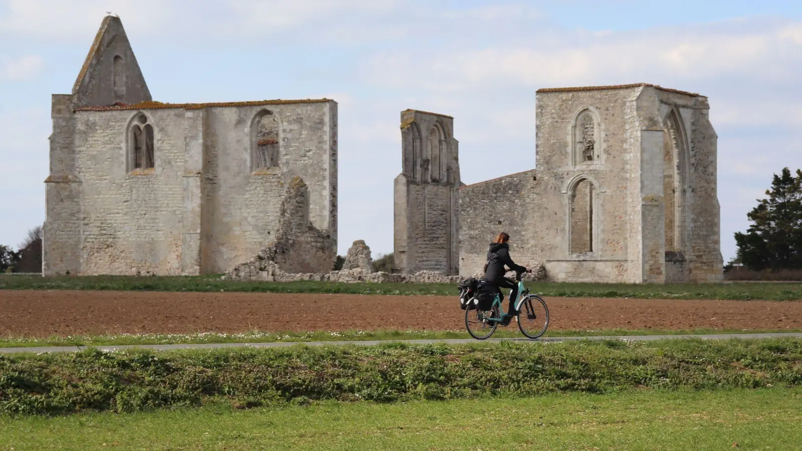 Per Rad gut zu erreichen ist die Ruine der Abbaye des Châteliers. (Foto: Deike Uhtenwoldt/dpa-tmn)