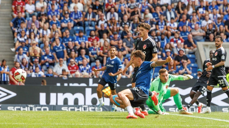 Bielefelds Dreierpacker Joel Grodowski (vorne) schiebt den Ball zum 1:0 über die Torlinie. (Foto: Friso Gentsch/dpa)