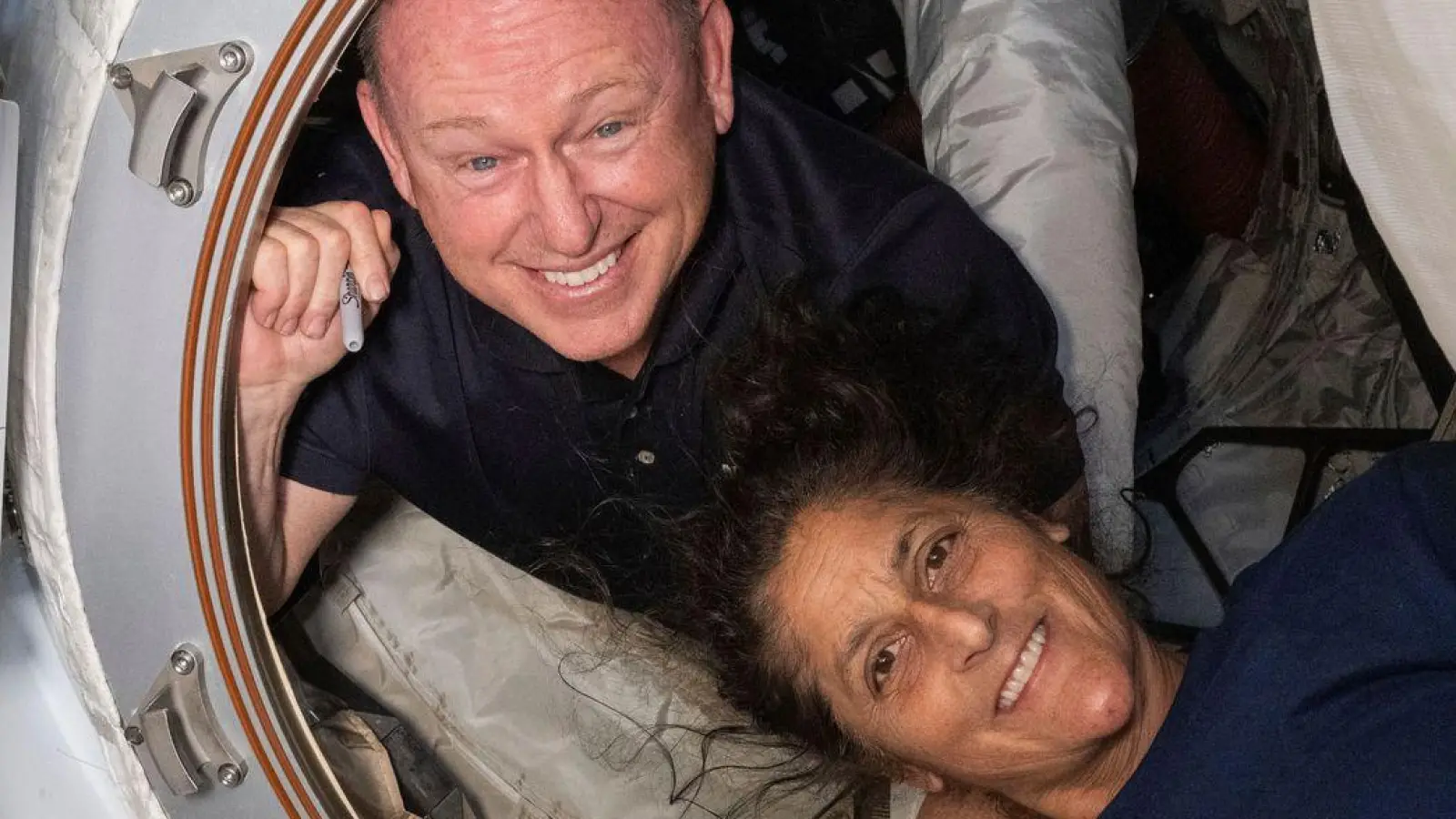 Barry Wilmore und Suni Williams gelten als erfahrene Astronauten. (Foto: Uncredited/NASA/AP/dpa)