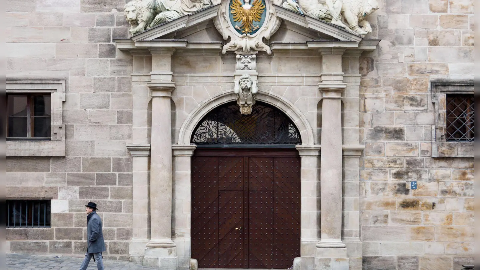 Das Alte Rathaus in Nürnberg. Handelt es sich bei den Aussagen eines Ordners um Volksverhetzung? Das prüfen Staatsschutz und Staatsanwaltschaft jetzt.  (Foto: Nicolas Armer/dpa)