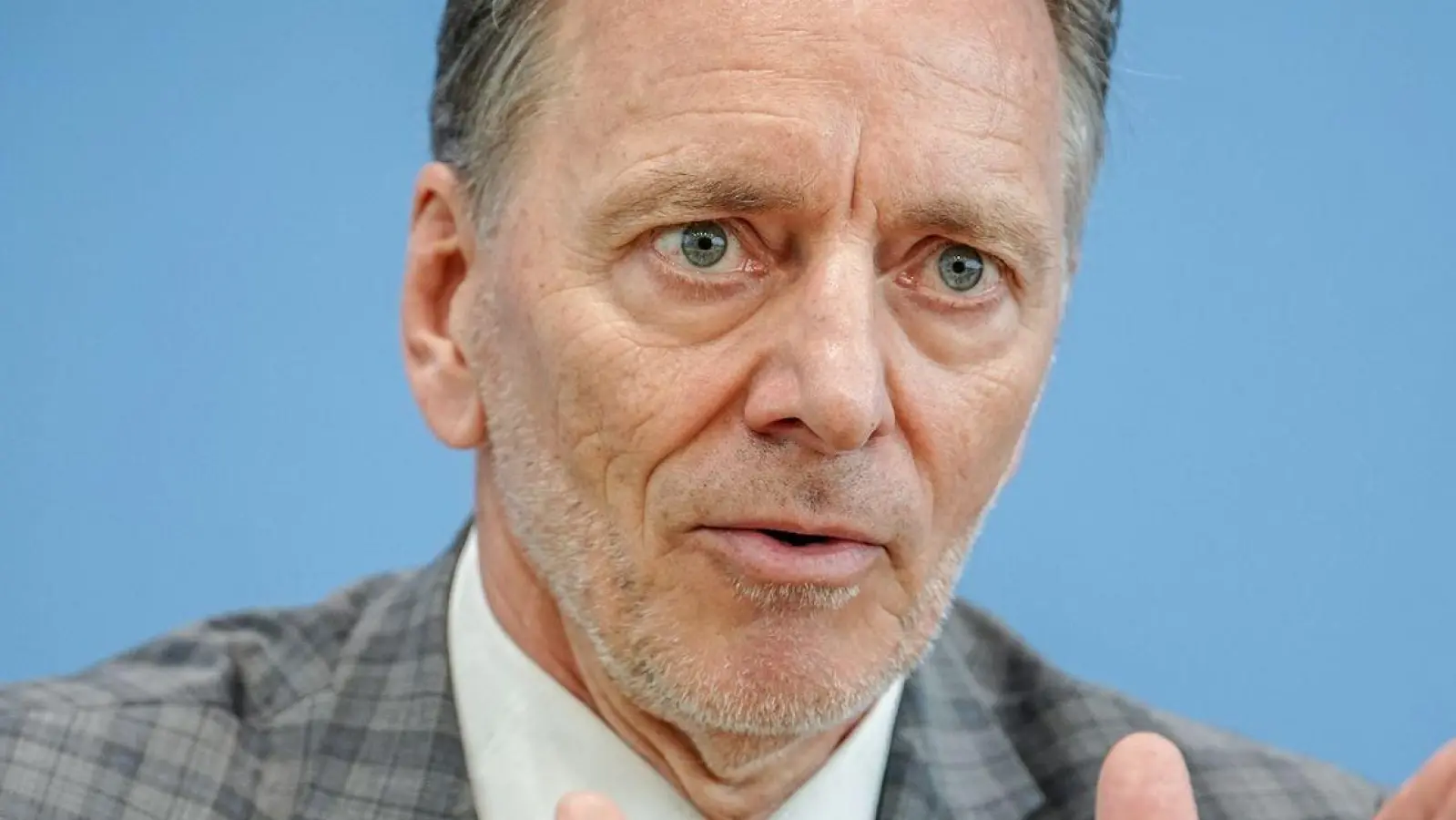 „Jeder politische Akteur, der nicht dazu beiträgt, dass es einen sachlichen Diskurs gibt, sondern Sündenböcke aufbaut trägt zu dieser Polarisierung bei“: Holger Münch. (Foto: Kay Nietfeld/dpa)