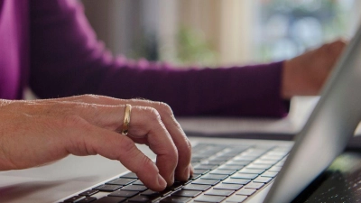 Eine Frau arbeitet an einem Laptop. Vor allem Frauen arbeiten wegen der Betreuung von Angehörigen in Teilzeit (Symbolbild). (Foto: Finn Winkler/dpa)