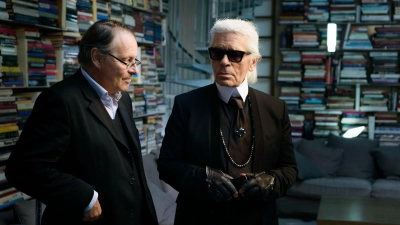 Designer Karl Lagerfeld im Gespräch mit dem Filmemacher Gero von Boehm (links). (Foto: Till Vielrose/ZDF/3sat/dpa)