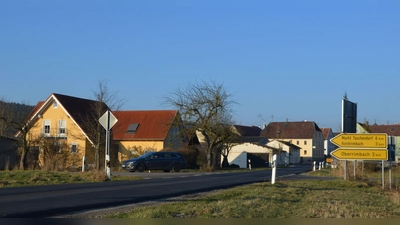 Bei Münchhof – hier bei der Abzweigung der Kreisstraße NEA7 in Richtung Oberrimbach – könnte künftig die Schwarzbachgrund-Strecke aufgeteilt werden in einen westlichen Teil unter freistaatlicher Trägerschaft und einen östlichen Teil, der zur Kreisstraße abgestuft wird. (Foto: Johannes Zimmermann)