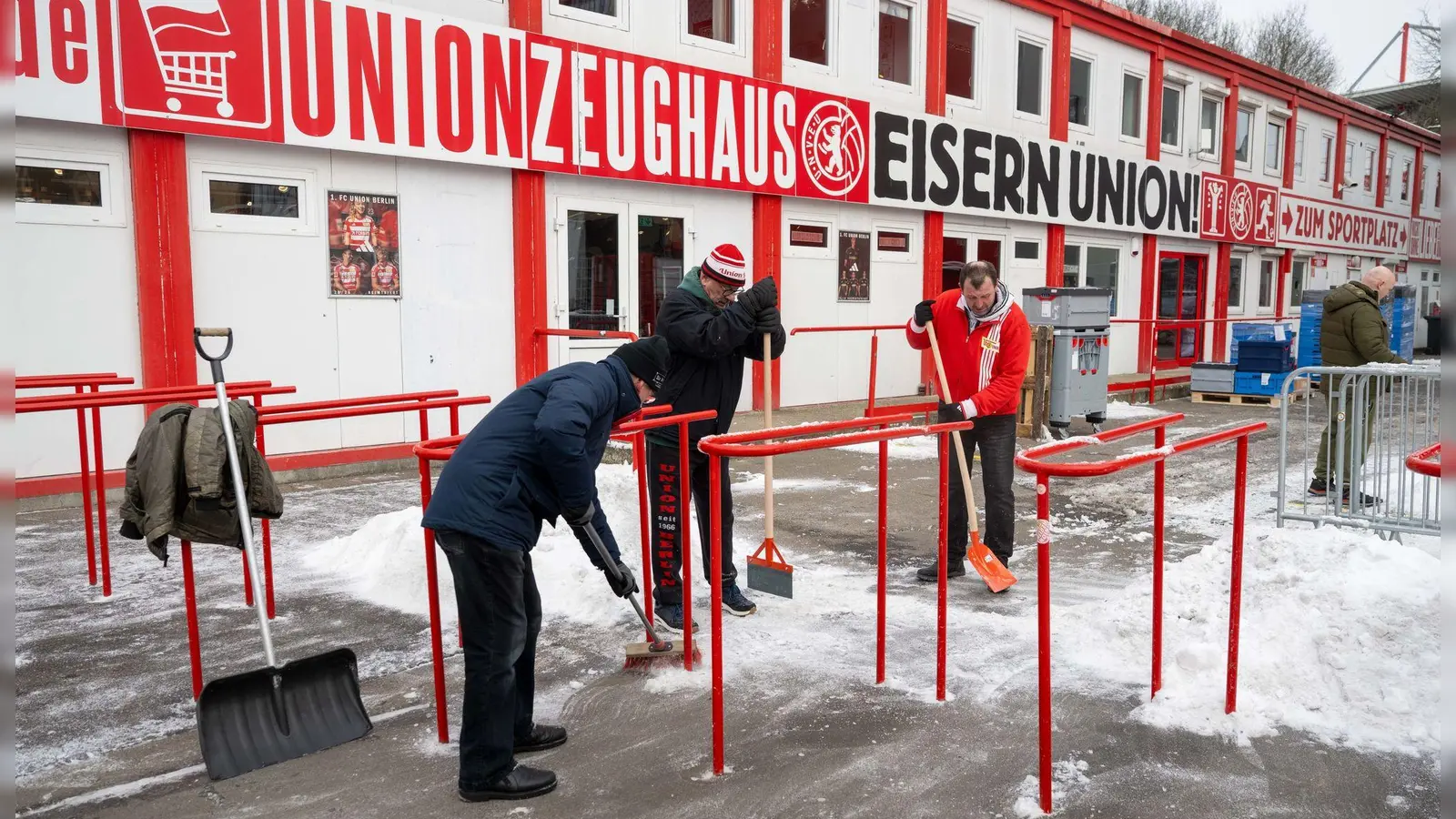 Die Fans helfen bei Union mit. (Archivbild) (Foto: Matthias Koch/dpa)