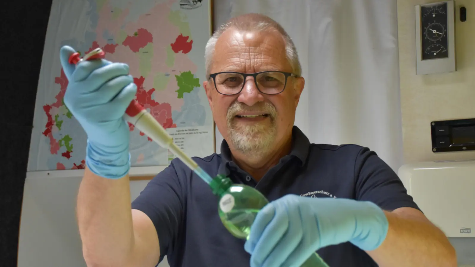 Diplom-Physiker Harald Gülzow analysiert eine Brunnenwasserprobe im Labormobil vom VSR-Gewässerschutz. (Foto: Matthias Albrecht)