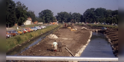 Im August 1979 liefen die Arbeiten, um die zusätzlichen Parkflächen zu schaffen. Im ersten Schritt wurde hierzu die Rezat von der Mitte der Fläche hin zur Straße verlegt.  (Archivbild: Sammlung Alexander Biernoth)