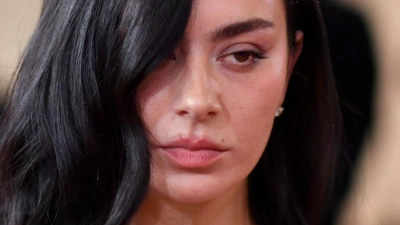 Der britische Musikstar Charli xcx wird zur Berlinale erwartet. (Archivbild) (Foto: Richard Shotwell/Invision/AP/dpa)