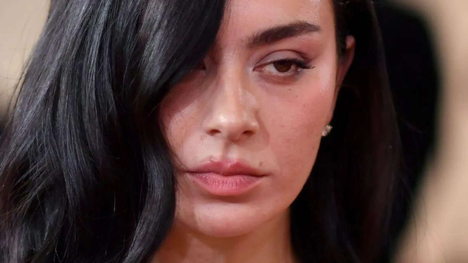 Der britische Musikstar Charli xcx wird zur Berlinale erwartet. (Archivbild) (Foto: Richard Shotwell/Invision/AP/dpa)