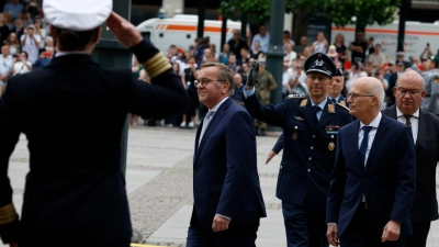 Bei einem feierlichen Beförderungsappell auf dem Hamburger Rathausmarkt dankt Verteidigungsminister Pistorius den Veteranen der Bundeswehr. (Foto: Georg Wendt/dpa)
