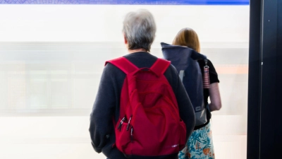 Viele Menschen sind auch im Rentenalter noch aktiv auf dem Arbeitsmarkt. (Symbolbild) (Foto: Julian Stratenschulte/dpa)